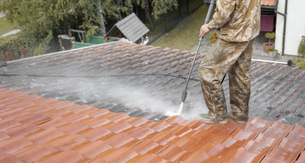Nettoyage de toiture : combien de temps faut-il ?